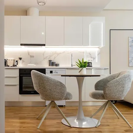 Cozy Among The Highest Floors - Free Parking Apartment