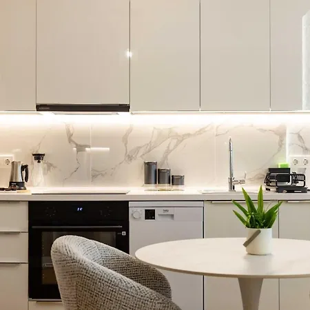 Cozy Among The Highest Floors - Free Parking *