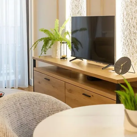 Cozy Among The Highest Floors - Free Parking