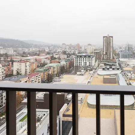 Cozy Among The Highest Floors - Free Parking Apartment *