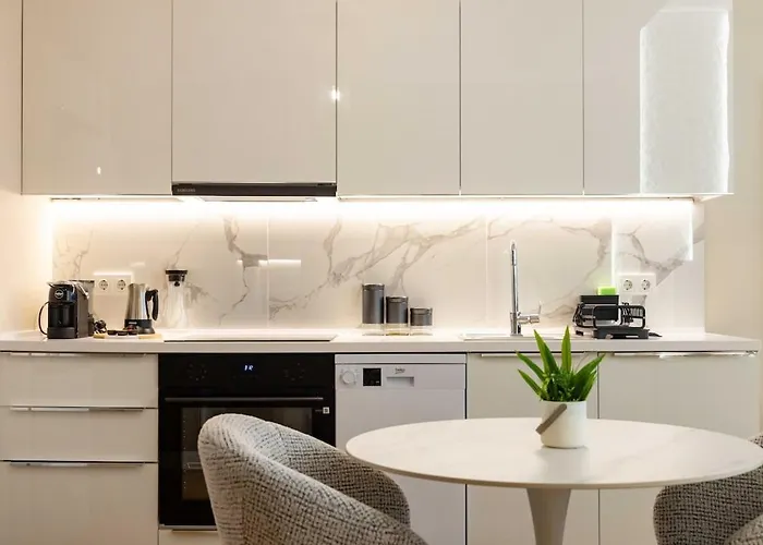 Cozy Among The Highest Floors - Free Parking *