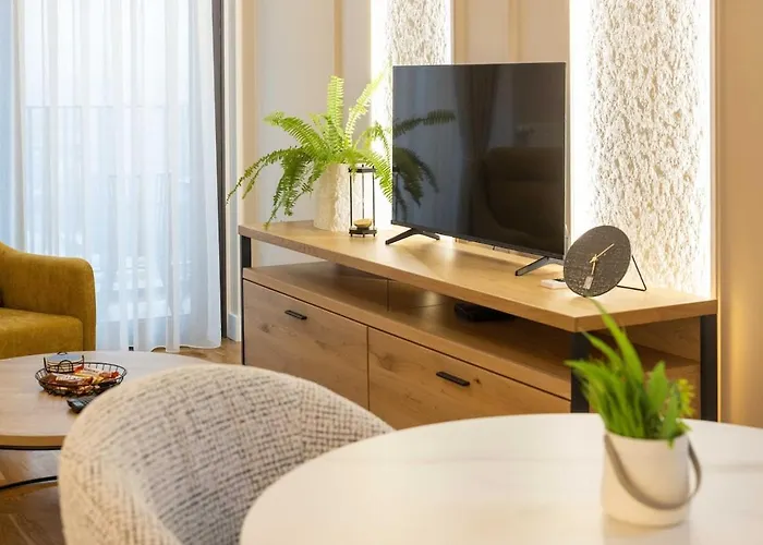 Cozy Among The Highest Floors - Free Parking