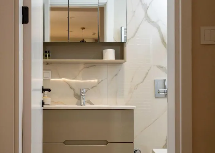 Cozy Among The Highest Floors - Free Parking *