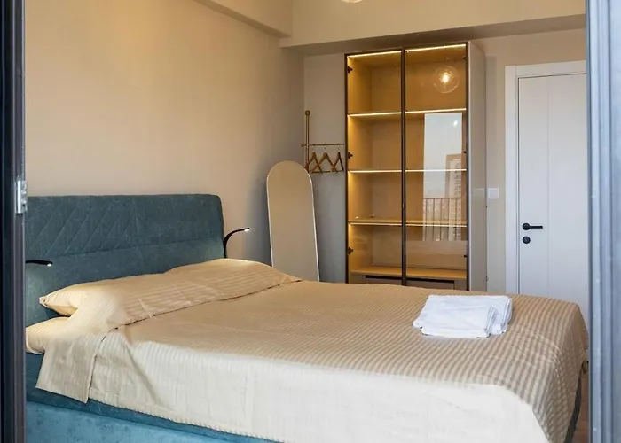 Cozy Among The Highest Floors - Free Parking *